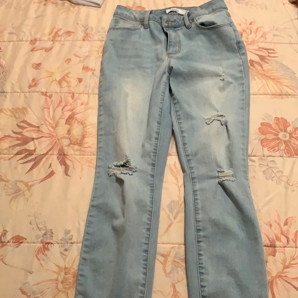 Women light blue ripped jeans. JustFab size 27